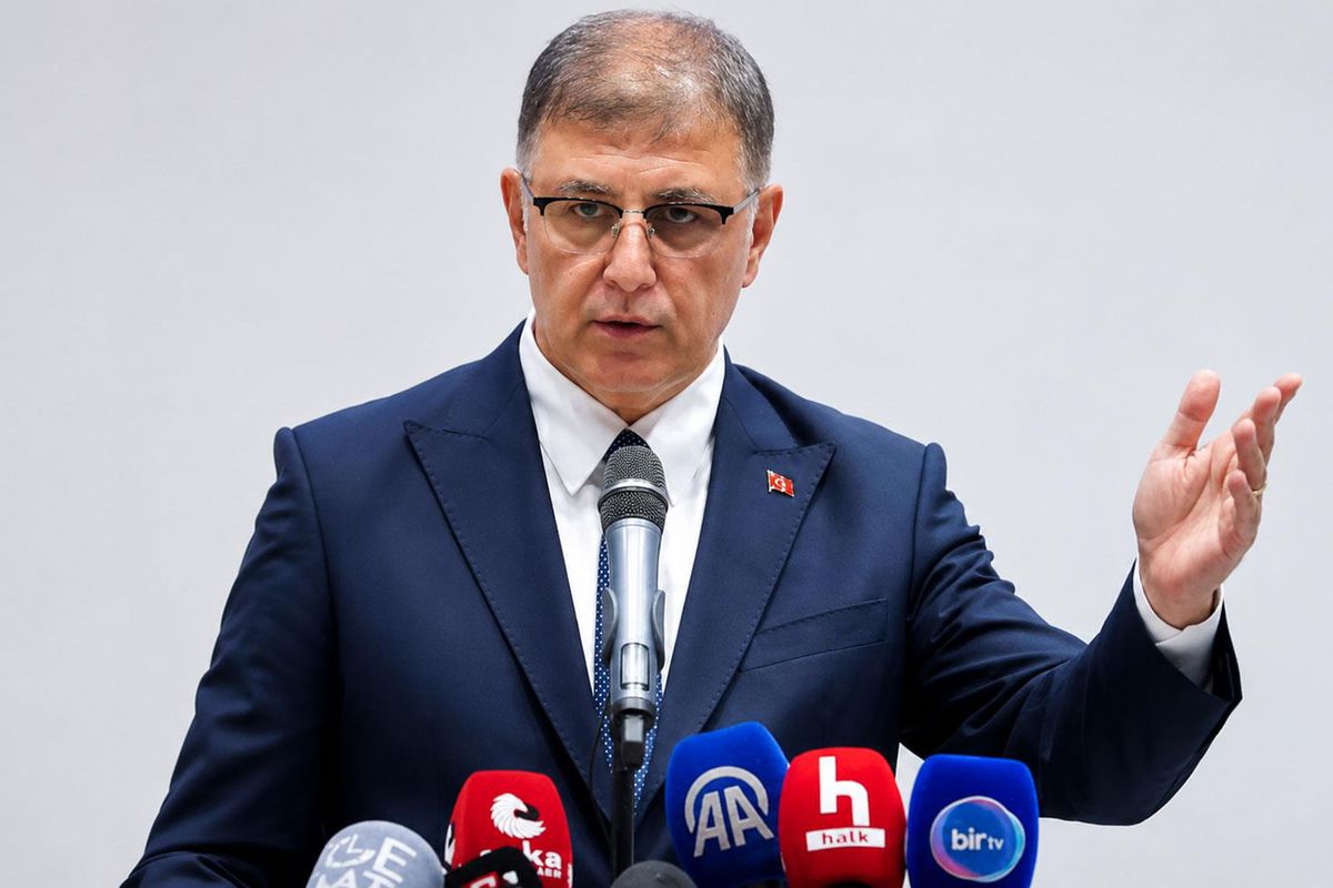İzmir Büyükşehir Belediye Başkanı Cemil Tugay geçtiğimiz günlerde ayrıldığı CHP’nin WhatsApp grubuna yeniden eklendi